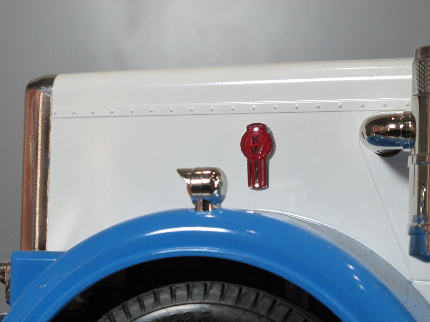 1.8cm Kenworth KW 3D Logo Emblem Sticker for Tamiya Toy R/C 1/14 King Grand Knight Hauler Globeliner Semi Tractor Truck