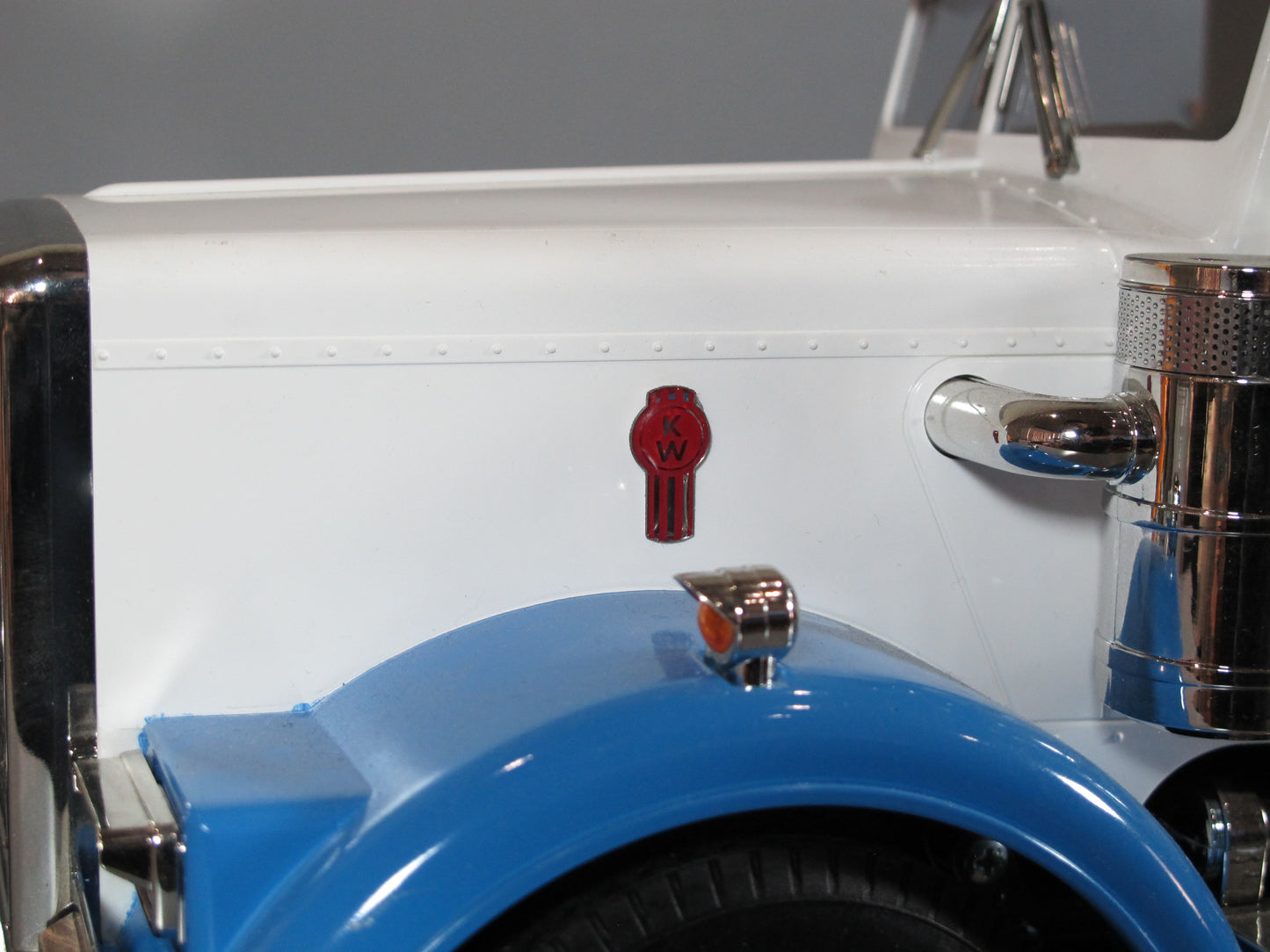 1.8cm Kenworth KW 3D Logo Emblem Sticker for Tamiya Toy R/C 1/14 King Grand Knight Hauler Globeliner Semi Tractor Truck