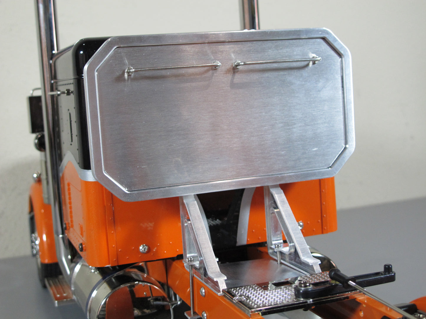 Aluminum "Toy" Rear Back Headache Rack Chassis Mount for Tamiya R/C 1/14 King Hauler Grand Hauler Knight Hauler Man Globeliner Aeromax Cascadia Actros Scania